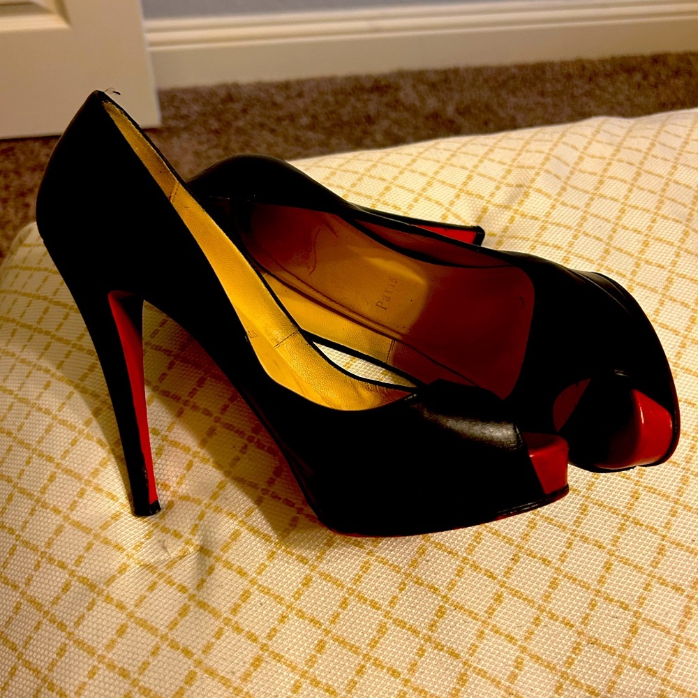 Christian louboutin perp toes with red